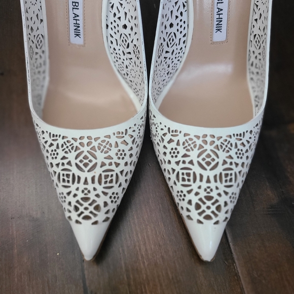 Manolo Blahnik size 39.5 laser cut white pumps - Picture 10 of 11